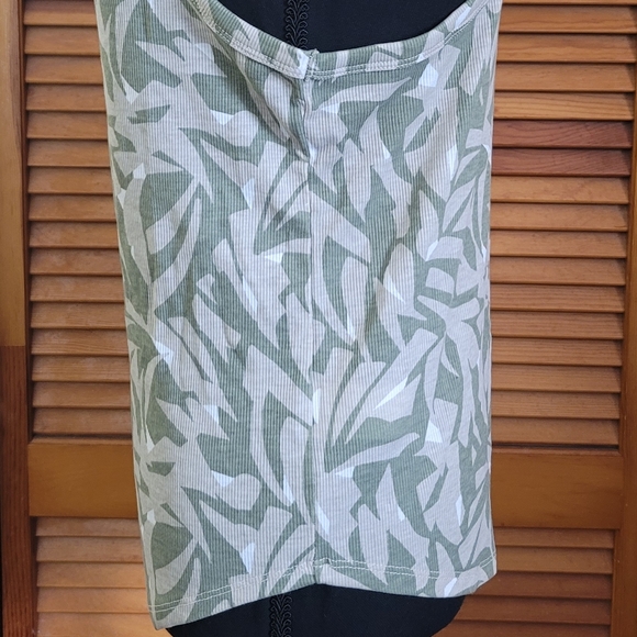 NWT Old Navy UltraLite Rib-Knit Racerback Tank Top Size Large - Picture 9 of 12